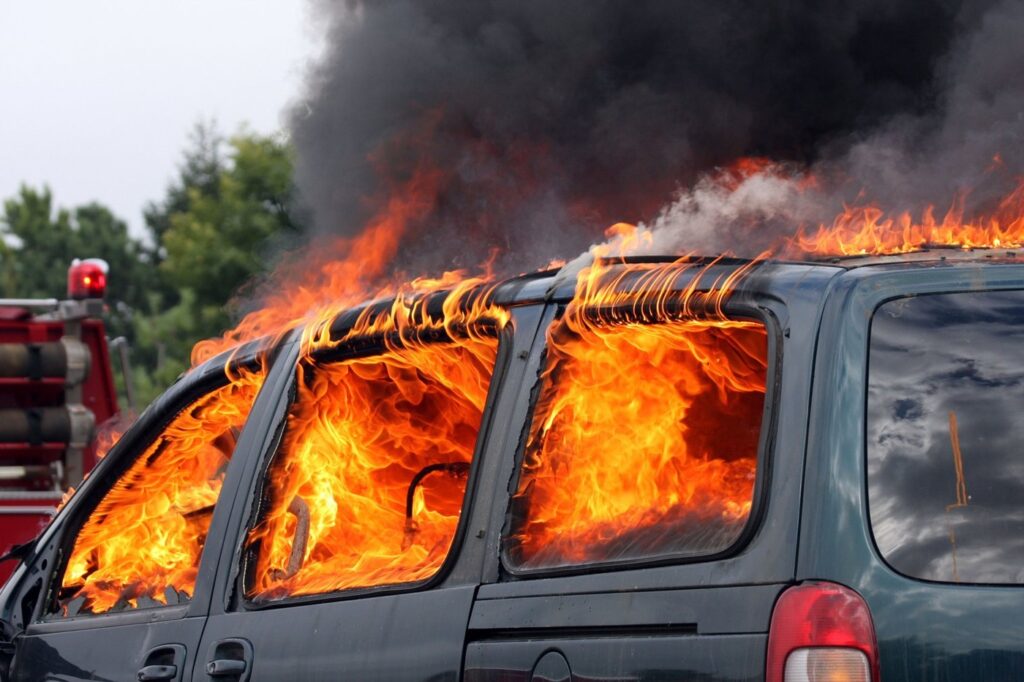 Adolescent arestat după ce ar fi incendiat o maşină după o provocare de pe o reţea de socializare