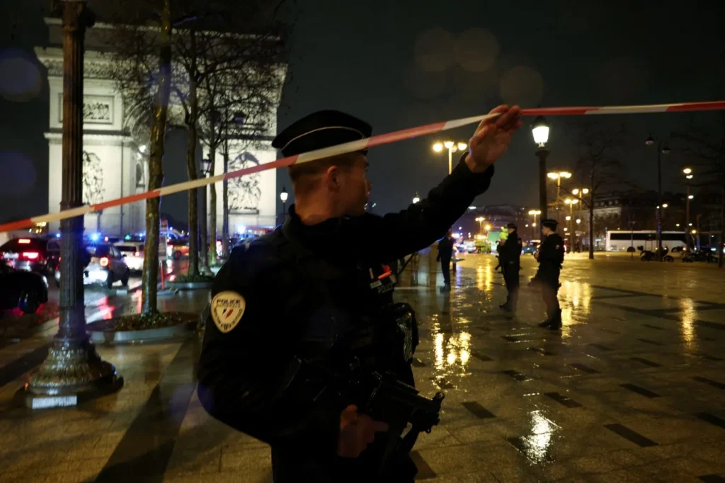 Incident armat lângă Arcul de Triumf din Paris