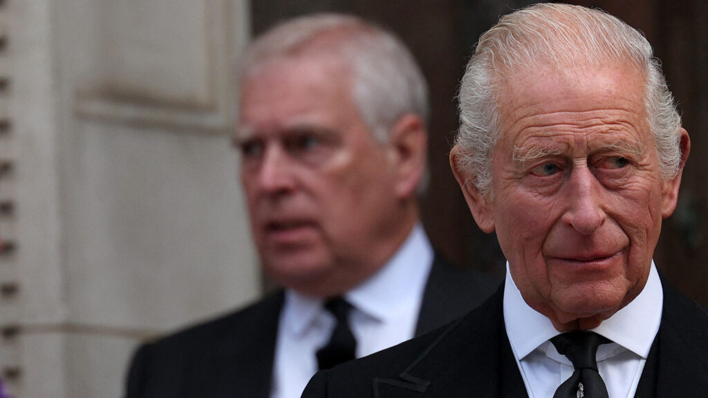 Prințul Andrew, Duce de York (stânga) al Marii Britanii și Regele Carol al III-lea al Marii Britanii pleacă după o Liturghie de Requiem, o slujbă funerară catolică, pentru regretata Katharine, Ducesă de Kent, la Catedrala Westminster din Londra, pe 16 septembrie 2025