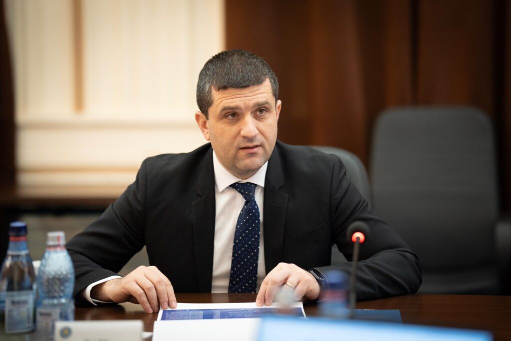 Ministrul Apărării anunță verificări în toată țara, după ce un dezvoltator imobiliar a ridicat în Craiova un bloc lângă un depozit de muniţie