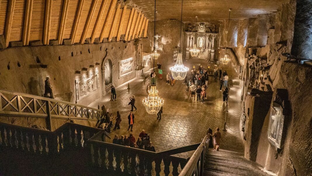 Turiștii care vizitează Wieliczka pot urma două rute subterane în jurul vechii mine de sare