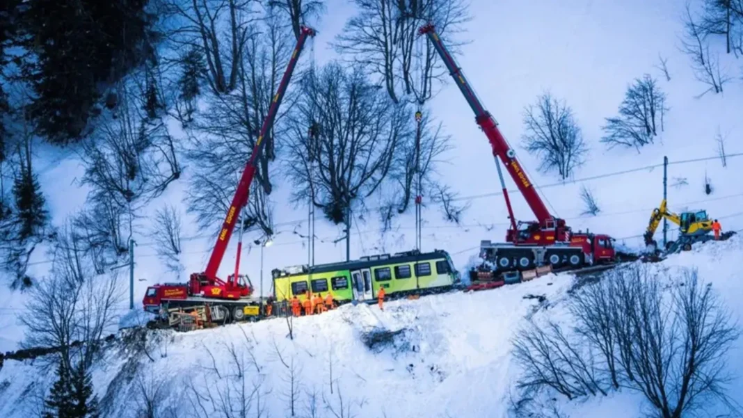 Un tren de pasageri a deraiat în Alpii Elvețieni după ce a fost lovit de o avalanșă