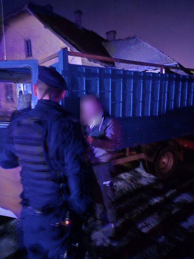 (VIDEO) Transport ilegal de lemn depistat de jandarmii doljeni în Filiași