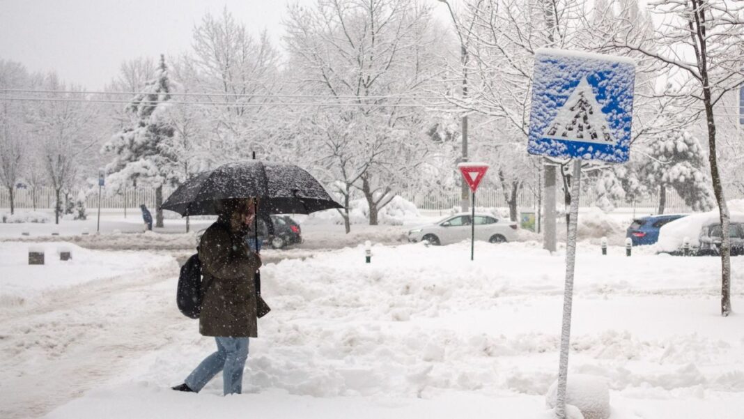 Vânt puternic, zăpadă viscolită și polei în mai multe zone – atenție la drumuri și munte! (Inquam Photos / Alex Nechez)