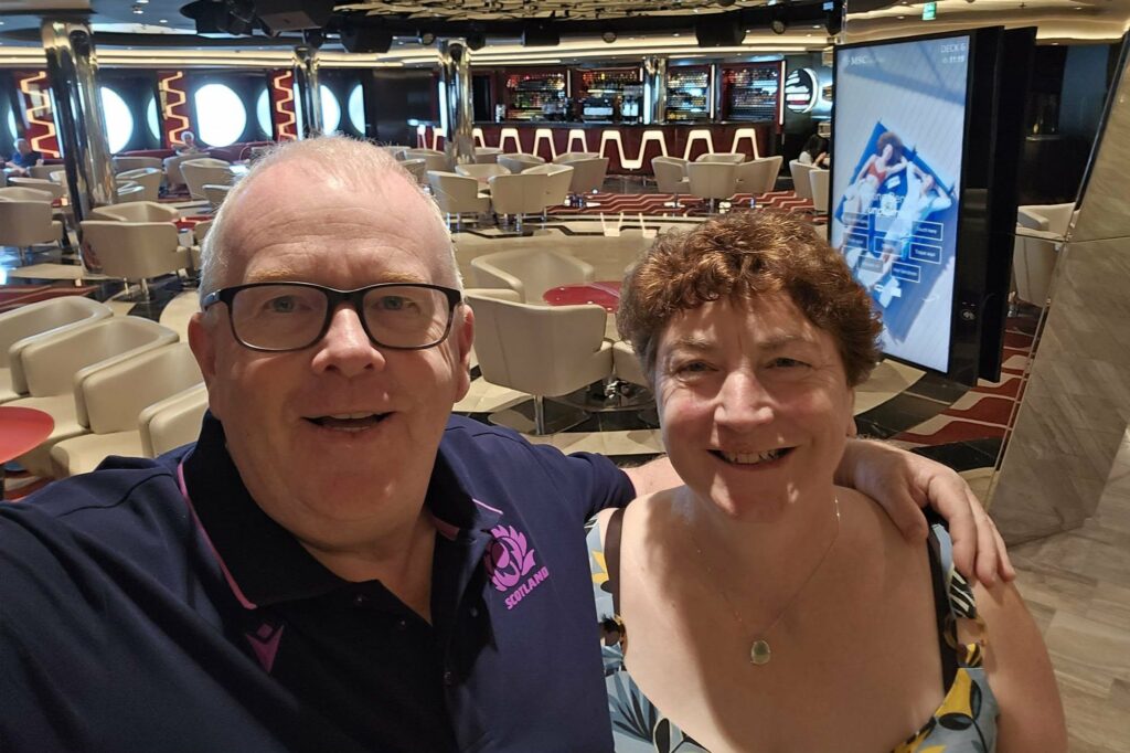 Lesley Ballantyne și partenerul ei, Alistair, încearcă să profite la maximum de vacanța lor perturbată la bordul navei MSC Euribia și să se bucure de divertismentul la bord