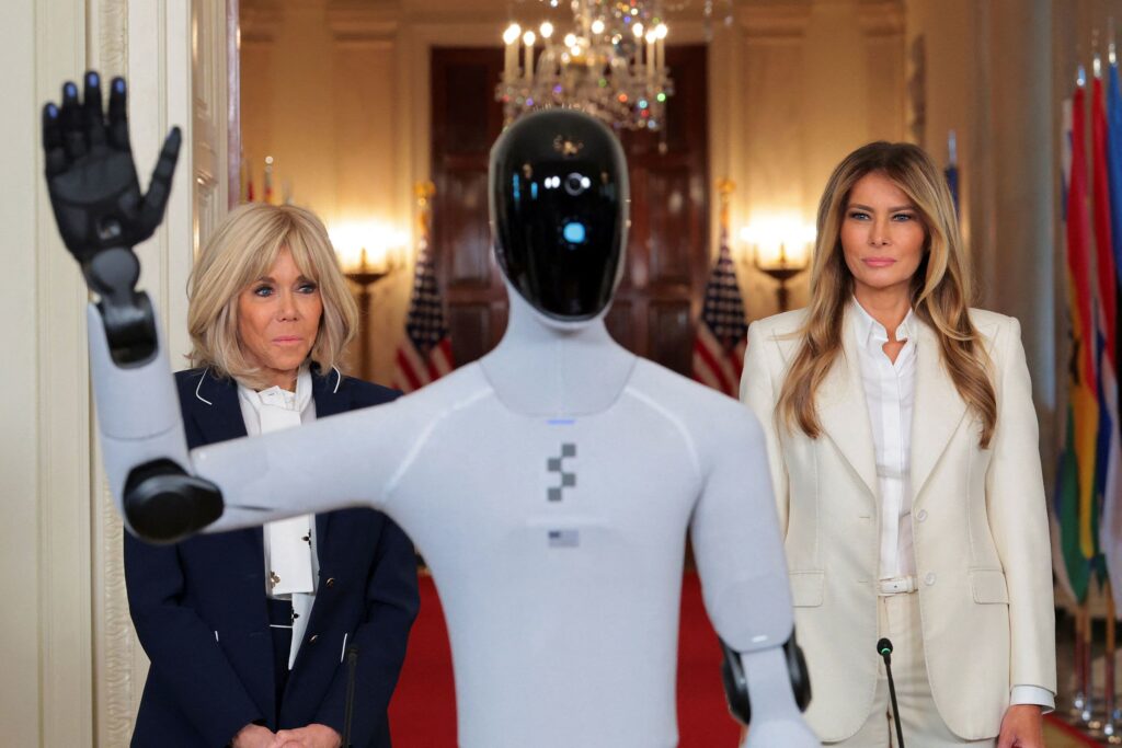 (VIDEO) Melania Trump aduce la Casa Albă un robot AI: „Viitorul este umanoid”