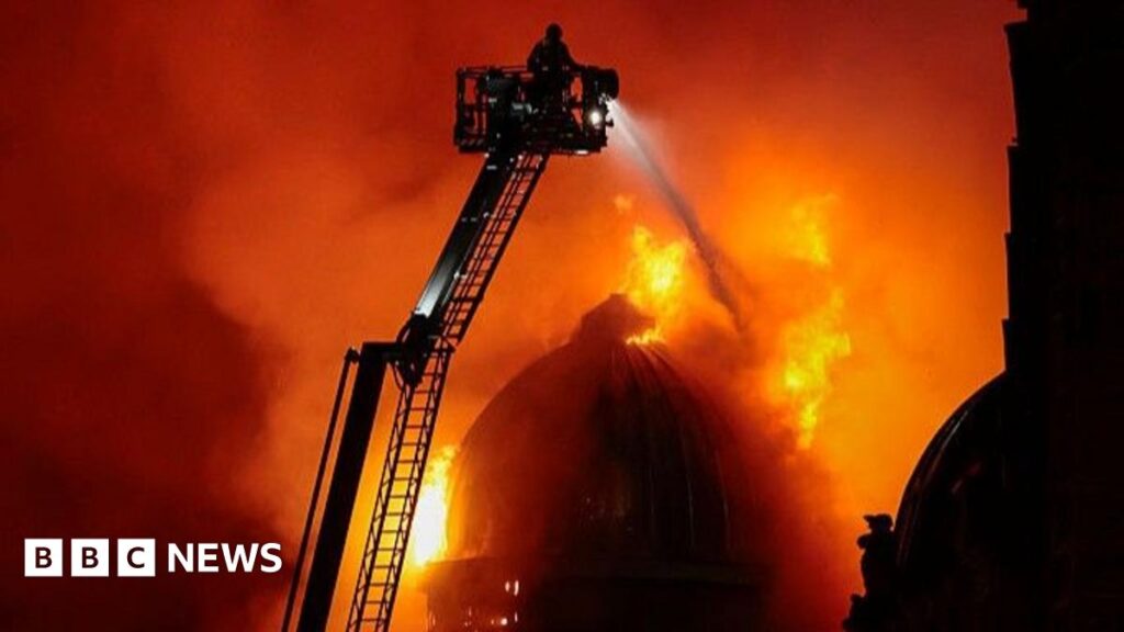 Incendiul s-a agravat pe măsură ce noaptea trecea