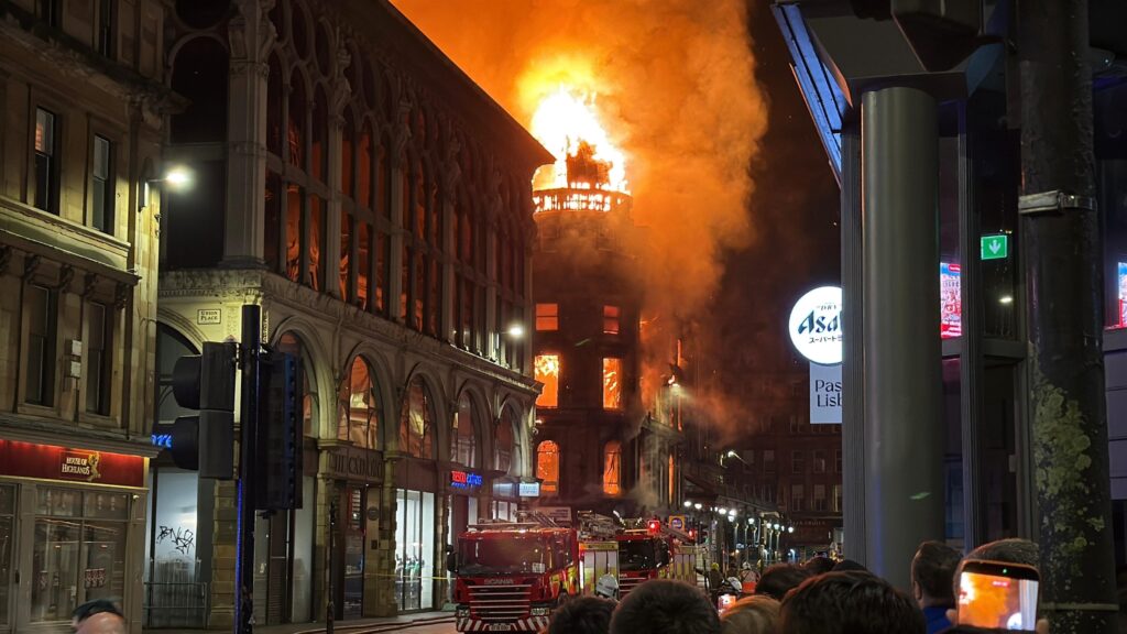 (VIDEO) Incendiu uriaș la Gara Centrală din Glasgow. O clădire istorică s-a prăbușit, iar zona a fost evacuată