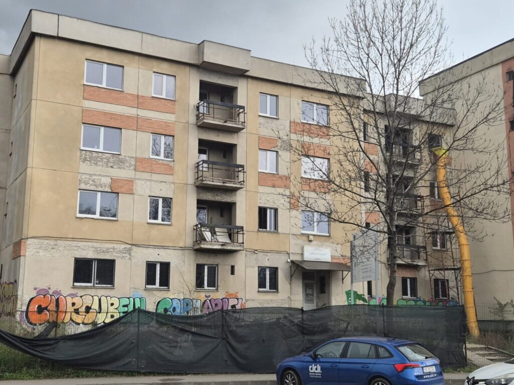 Părinții din Craiova cer explicații privind întârzierea reabilitării grădinițelor: „Facem zilnic naveta cu copiii”