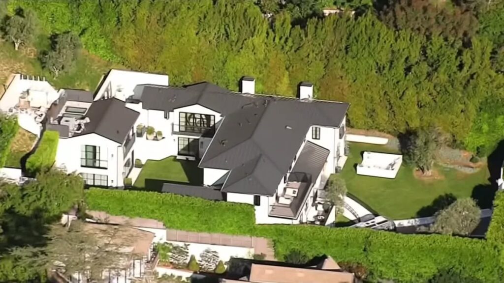 (VIDEO) Casa Rihannei din Beverly Hills, ținta unor focuri de armă. Poliția a reținut o suspectă