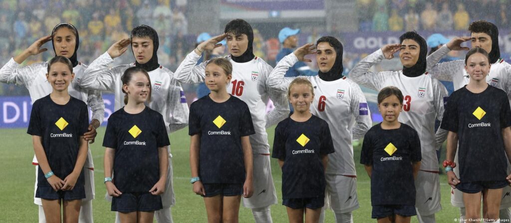 (VIDEO) Presiuni asupra Australiei să ofere azil echipei feminine de fotbal a Iranului după un gest de protest