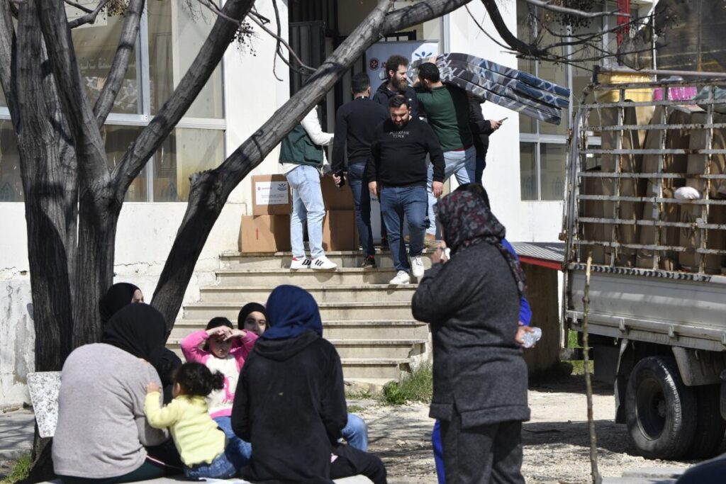(VIDEO) Panică în Beirut după ordinul de evacuare emis de Israel: sute de mii de oameni fug din suburbiile sudice