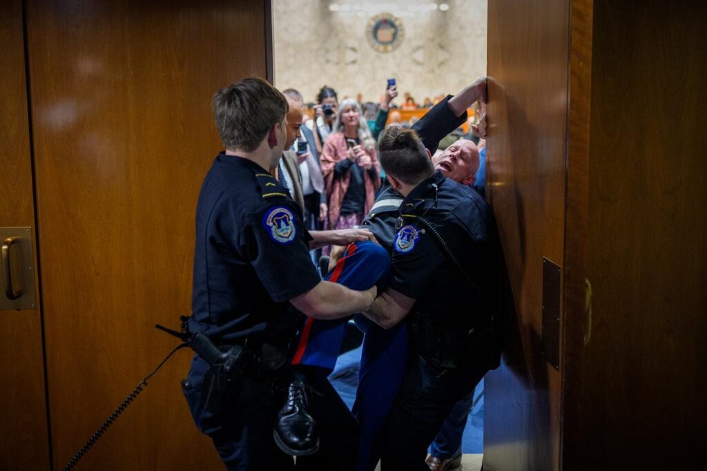 (VIDEO) Protest anti-război întrerupe o audiere în Senatul SUA. Un bărbat a fost scos cu forța de poliție