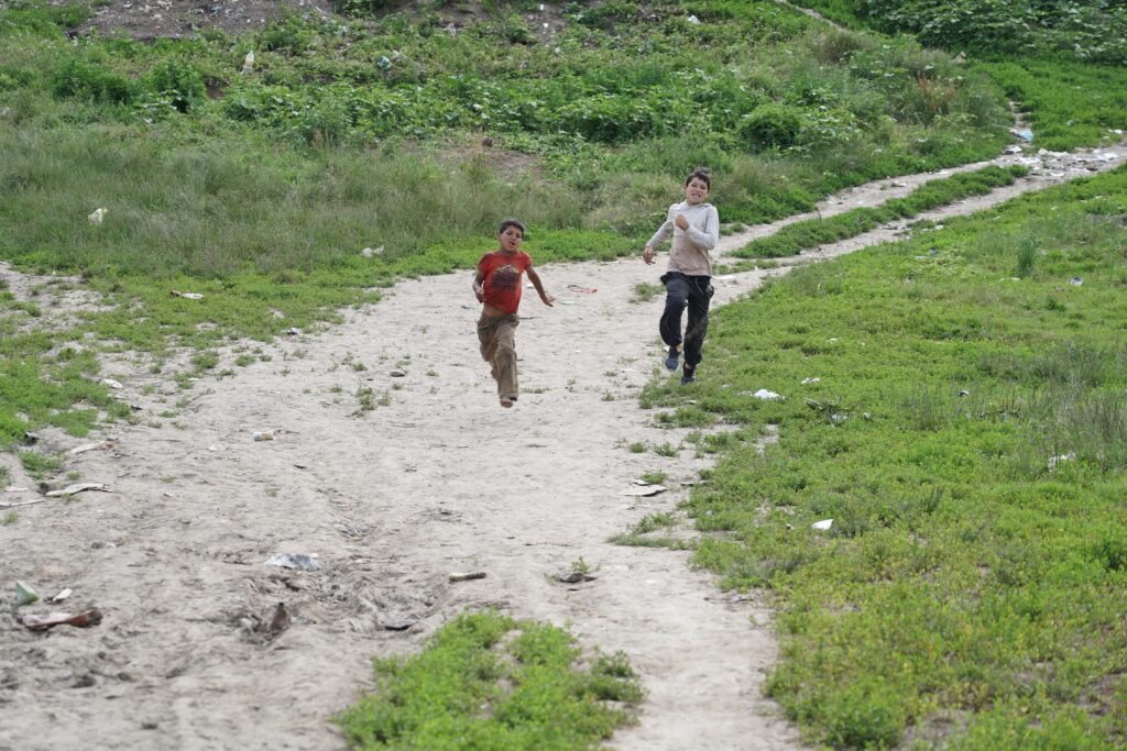 Studiu: Aproape o treime dintre copiii din România trăiesc în privațiuni materiale