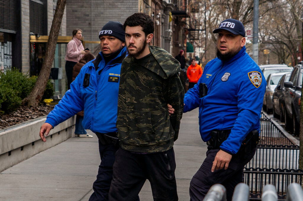 Contraprotestatarul Ibrahim Kayumi este reținut de ofițerii Departamentului de Poliție din New York (NYPD) în fața Gracie Mansion, reședința oficială a primarului din New York, Zohran Mamdani, în timpul unui protest anti-islam condus de activistul de extremă dreapta Jake Lang, în New York City, New York, SUA, pe 7 martie 2026 (Foto: REUTERS/Madison Swart)