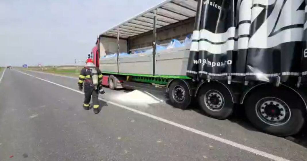 TIR încărcat cu azotat de amoniu, implicat într-un accident pe DN6. Pericol de explozie