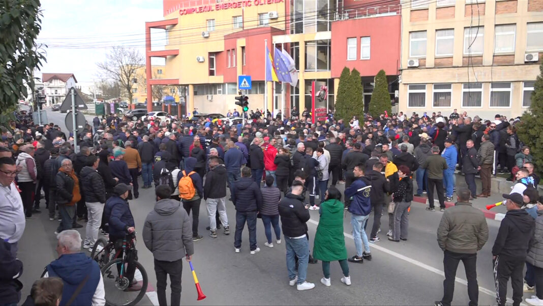 A treia zi de proteste la Târgu Jiu. Sute de mineri, în stradă