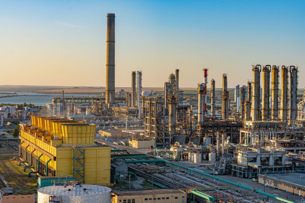 Piața națională de produse petroliere se stabilizează prin redeschiderea a două mari rafinării
