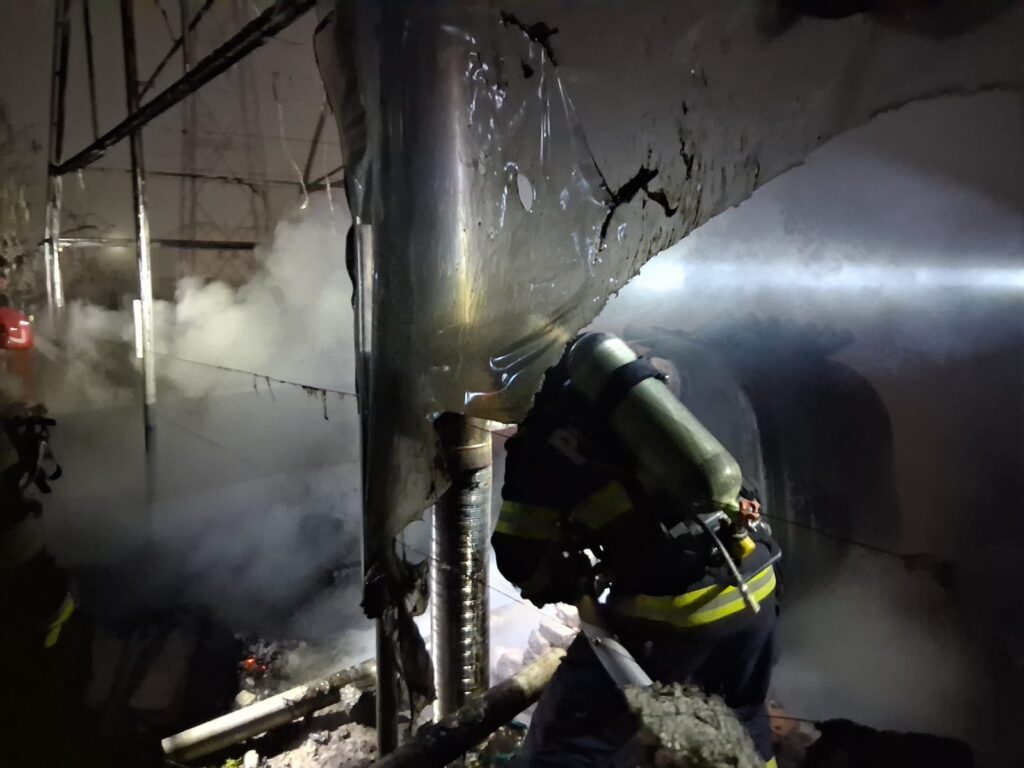 Râmnicu Vâlcea: Incendiu la un solar din cartierul Râureni
