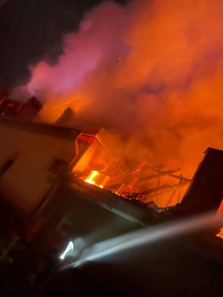 Vâlcea: Incendiu puternic în Bărbătești: O casă a ars în miez de noapte, o femeie transportată la spital