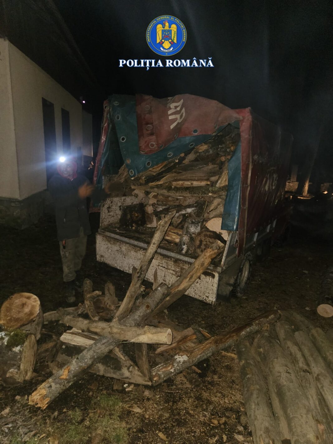 Poliția Novaci oprește două autoutilitare cu lemn suspect