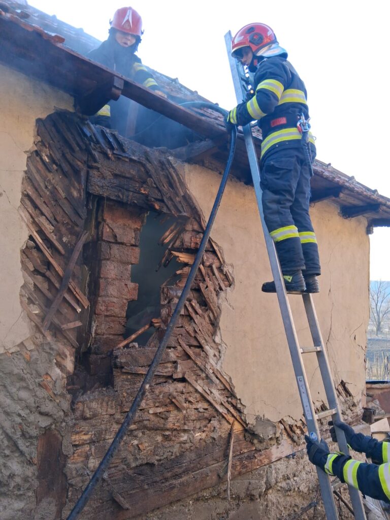 Vâlcea: Incendiu la o casă din Șirineasa. Pompierii au intervenit rapid și au împiedicat extinderea flăcărilor