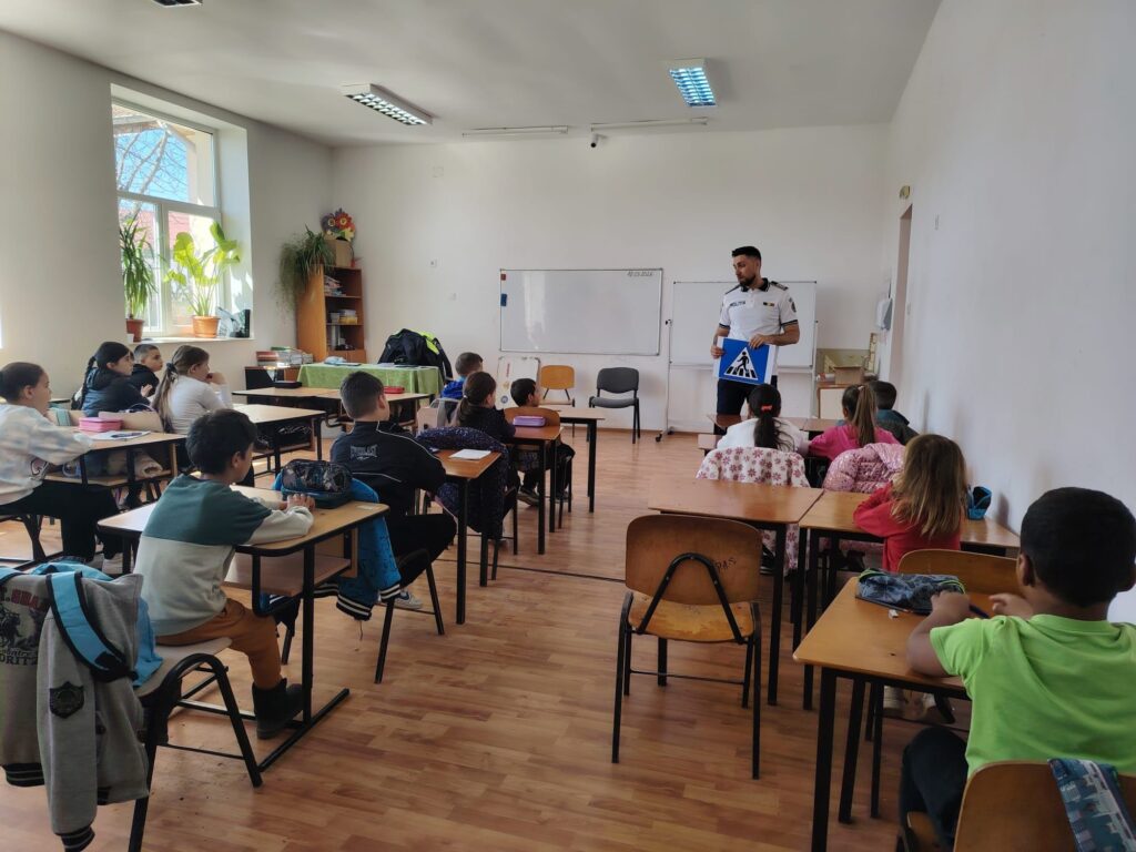 Polițiștii doljeni, lecții despre siguranță pentru elevi