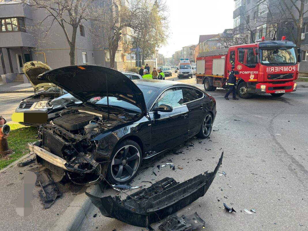 Două autoturisme s-au ciocnit, iar pompierii au intervenit cu mai multe echipaje