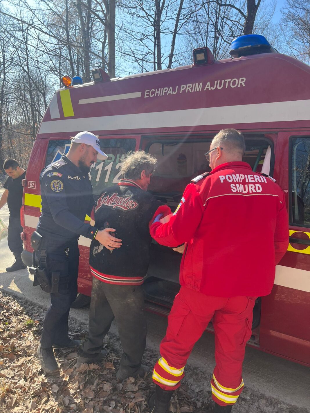 Bărbatul a fost transportat cu ambulanța la spital, pentru a primi îngrijiri medicale