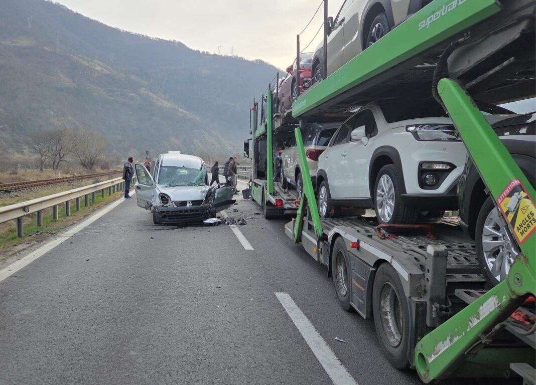 Impact între mașină și camion la Câineni