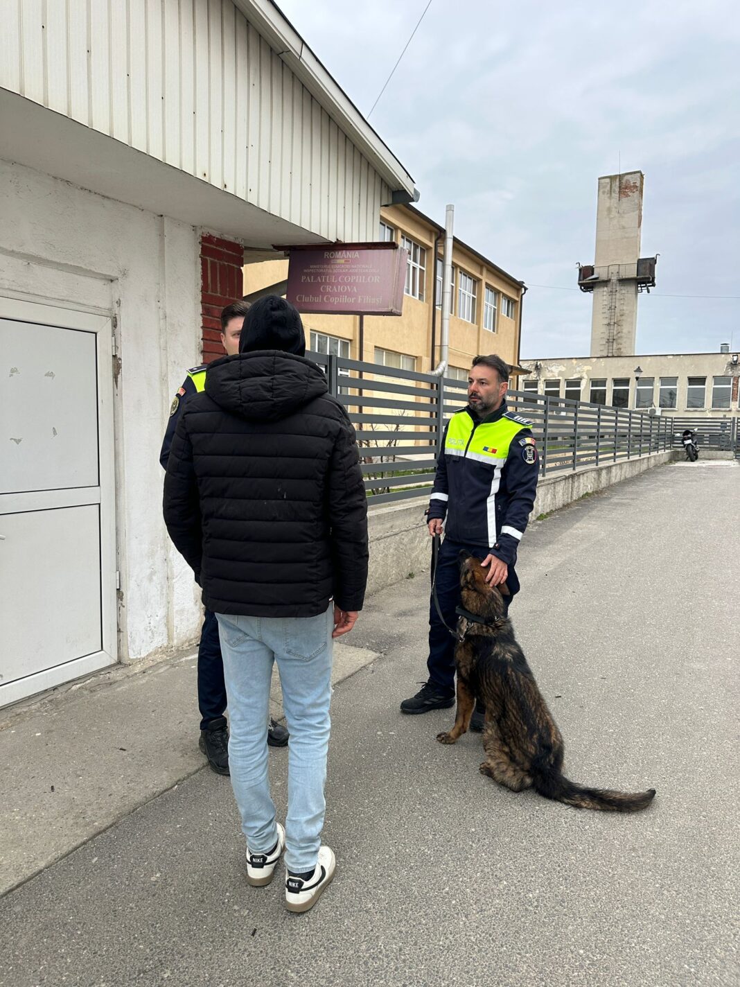 Polițiștii din județul Dolj au organizat acțiuni integrate în școlile preuniversitare