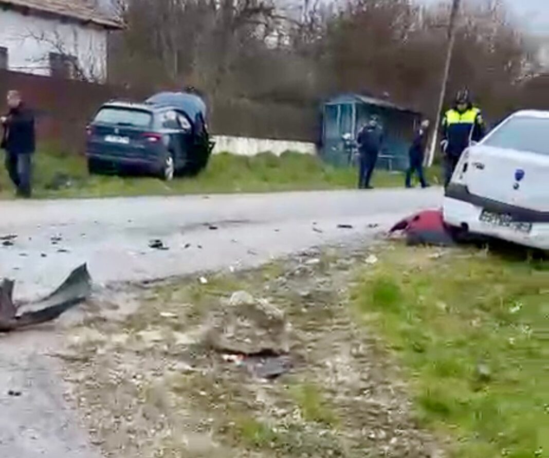 Coliziune între două autoturisme la intersecția străzii Beculești cu DJ 677