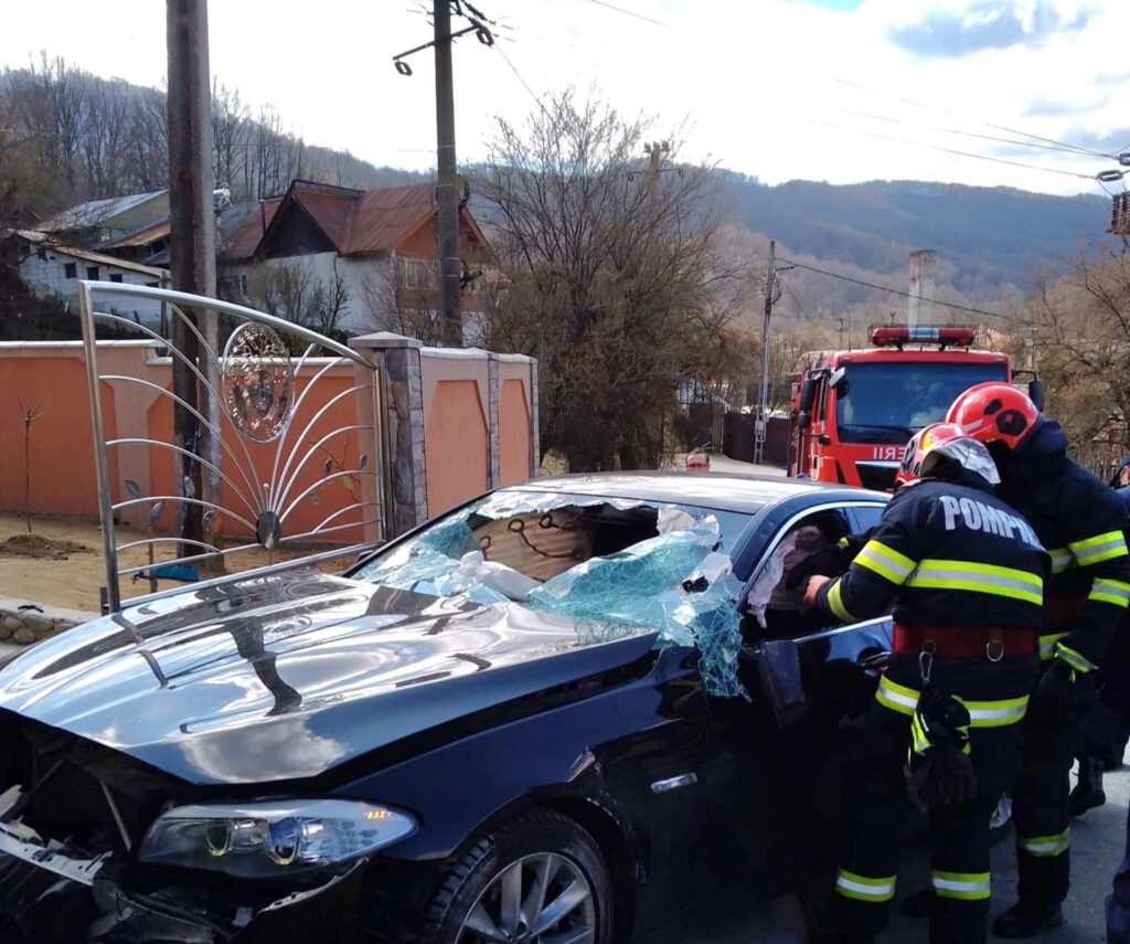 Mehedinți: Mașină ieșită de pe carosabil la Baia de Aramă: șoferul a refuzat transportul la spital
