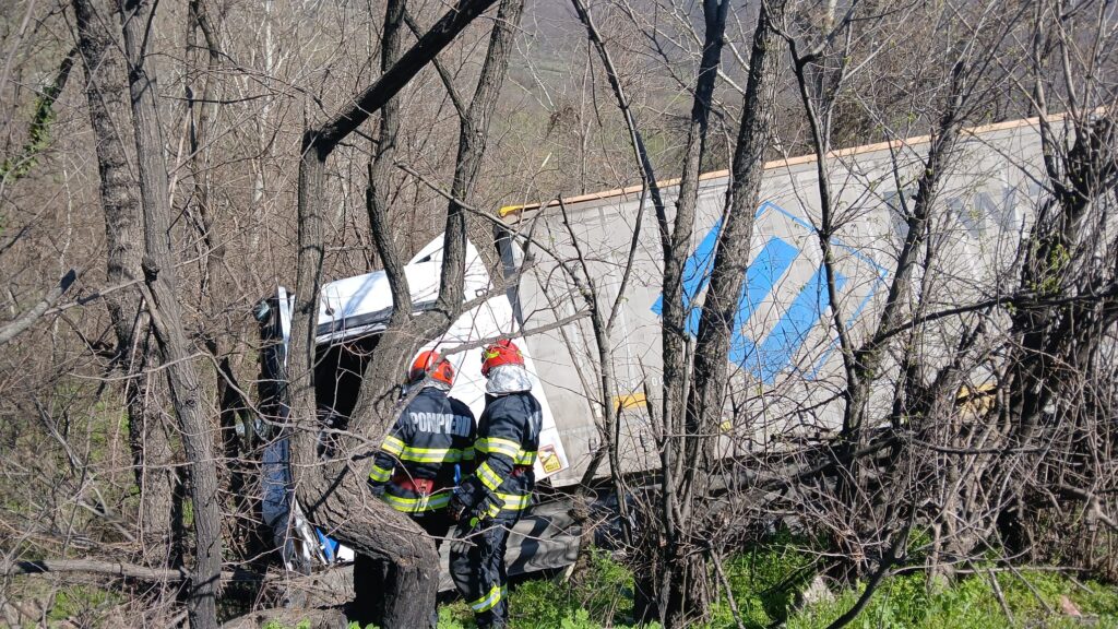 Mehedinți: TIR răsturnat pe DN6, în zona Valea Cernei: șoferul a fost evaluat de medici