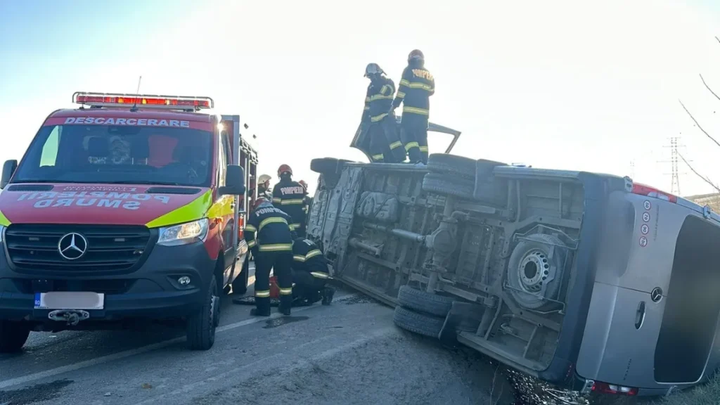 Patru răniți după ce o autoutilitară a lovit un microbuz