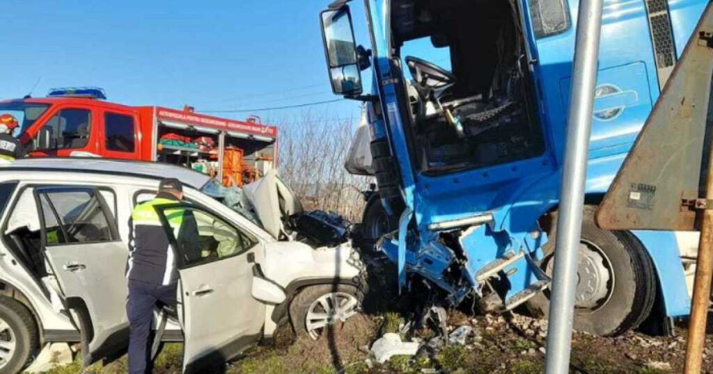 Două femei au murit şi doi bărbați au fost răniți după ce o mașină a intrat într-un TIR