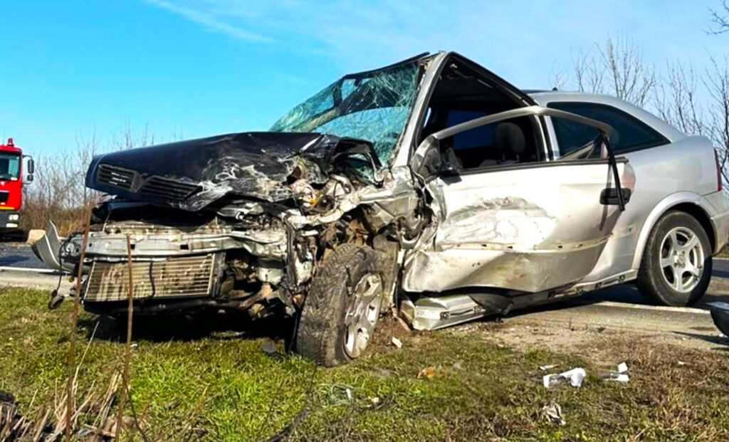 Un șofer a murit și altul a fost rănit după ce mașinile lor s-au ciocnit frontal