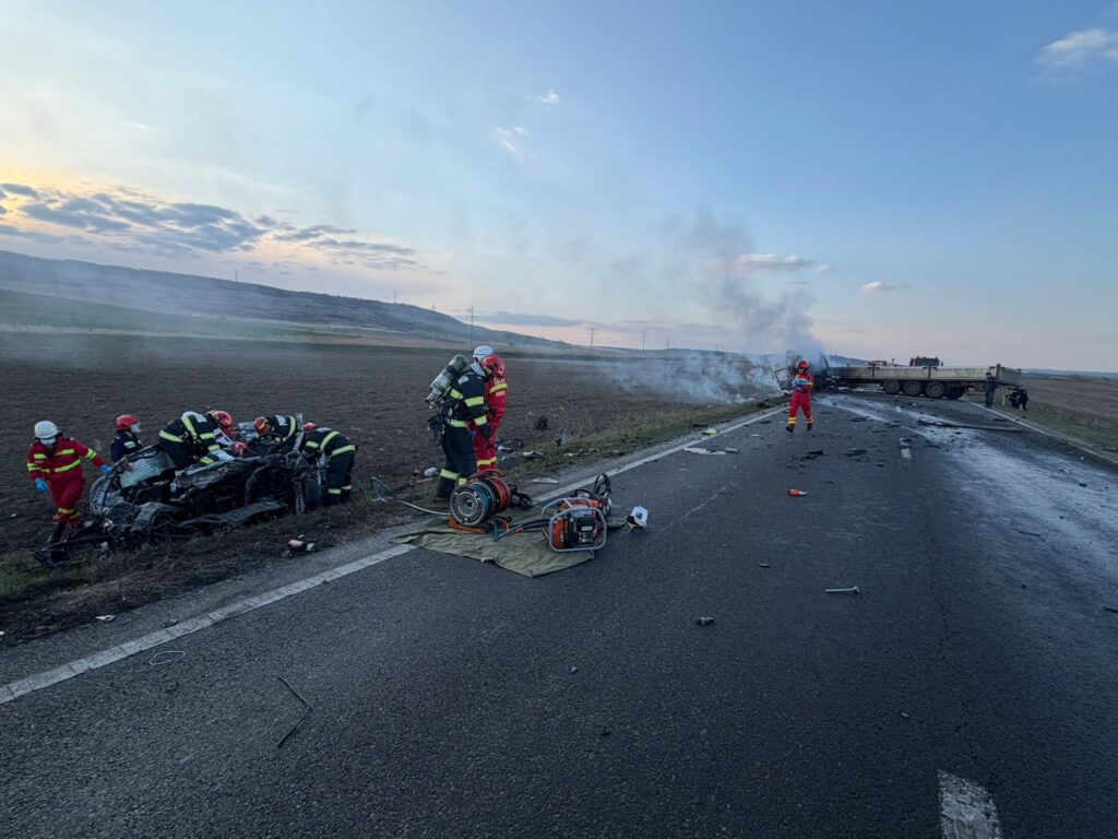 Un șofer a murit după ce a pătruns cu mașina pe contrasens și s-a izbit de un TIR