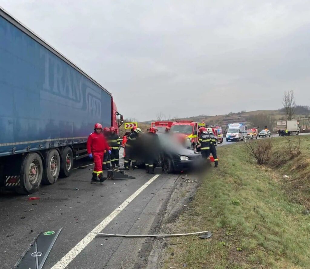 Cinci bărbaţi au murit după ce un autoturism a lovit două camioane