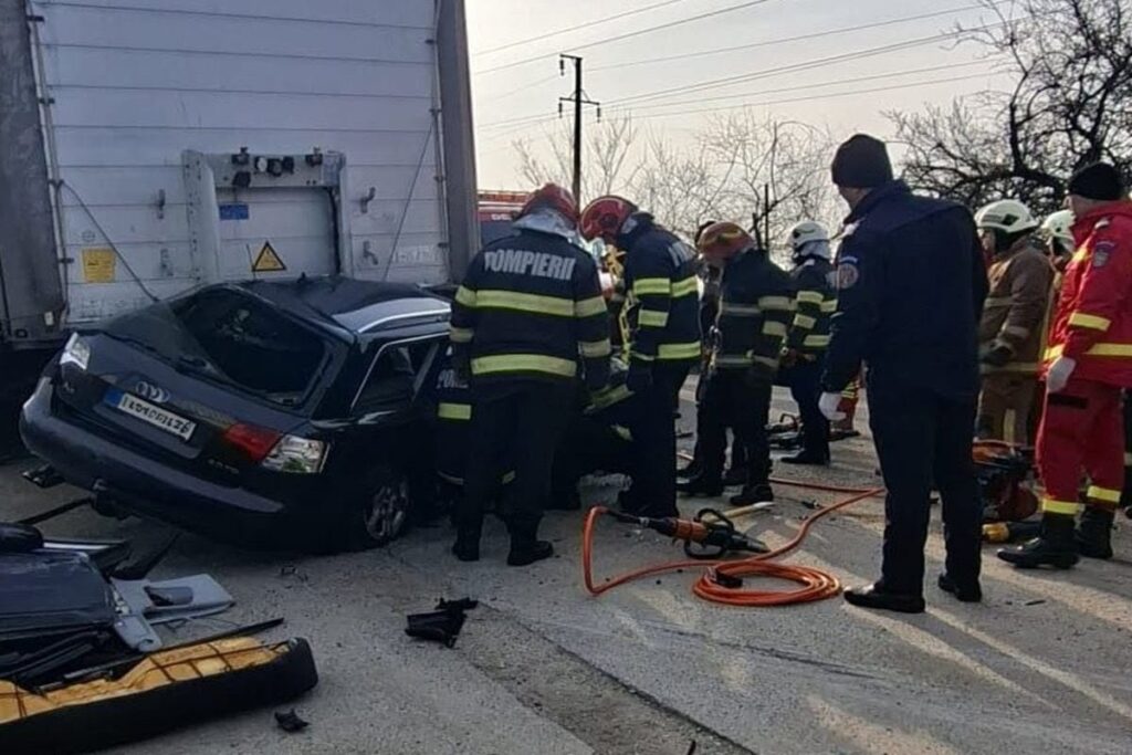 O șoferiță a murit după ce mașina ei a lovit un autoturism și a fost proiectată într-o remorcă parcată