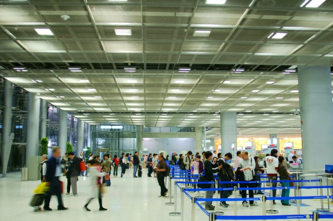 Zbor de repatriere: Un avion cu 180 de pasageri, inclusiv 94 de copii români, a decolat din Oman spre Bucureşti