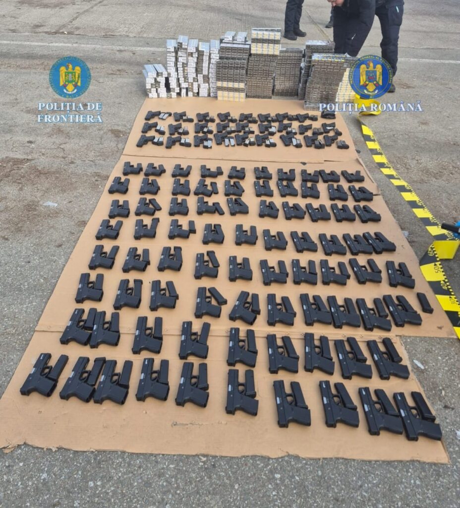 Camionagiu turc, arestat la Calafat după ce a fost prins cu 106 pistoale, 131 de încărcătoare fără muniție și 60.000 de țigarete
