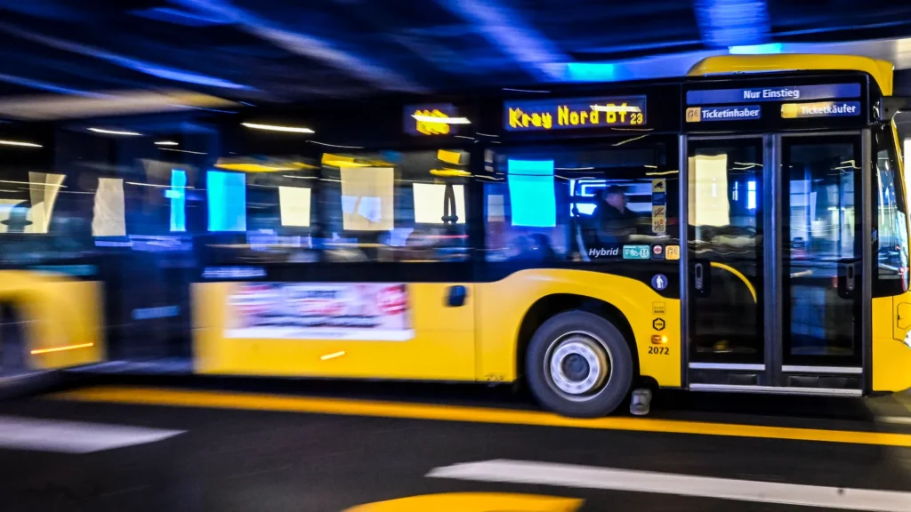 Un adolescent din Germania a furat un autobuz și a condus 130 km pentru a-și duce iubita la școală