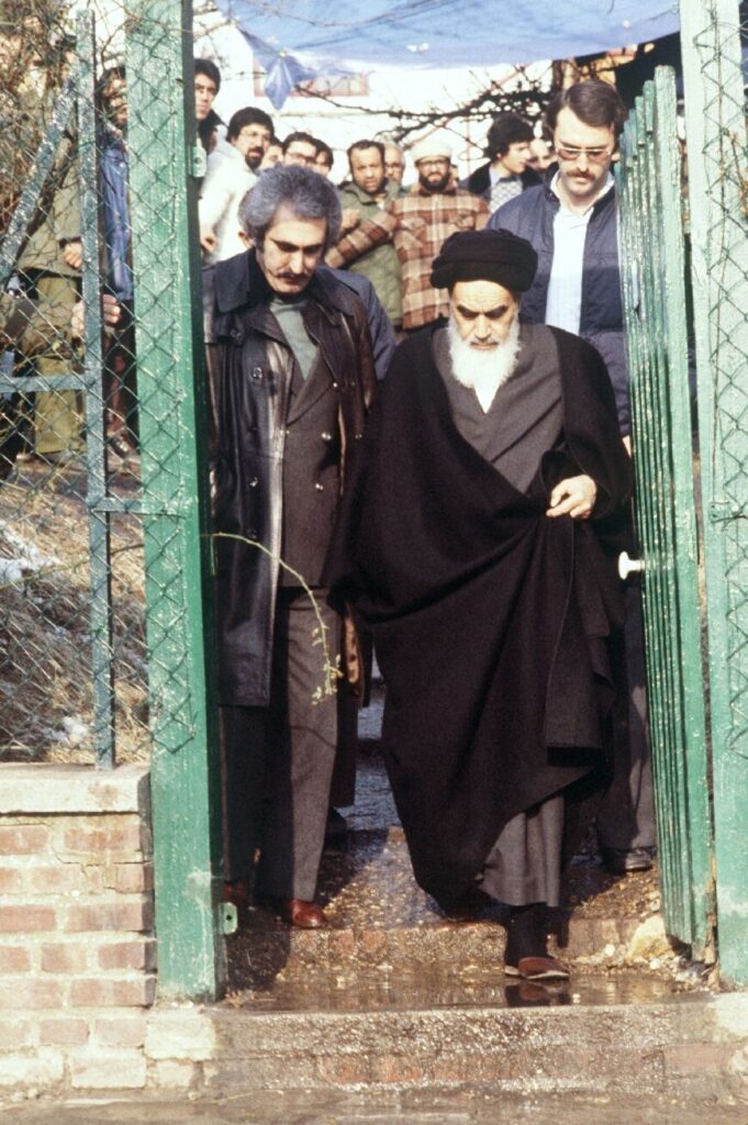 Ayatollahul Khomeini își părăsește vila la vest de Paris pentru a merge la rugăciunile de vineri, în ianuarie 1979