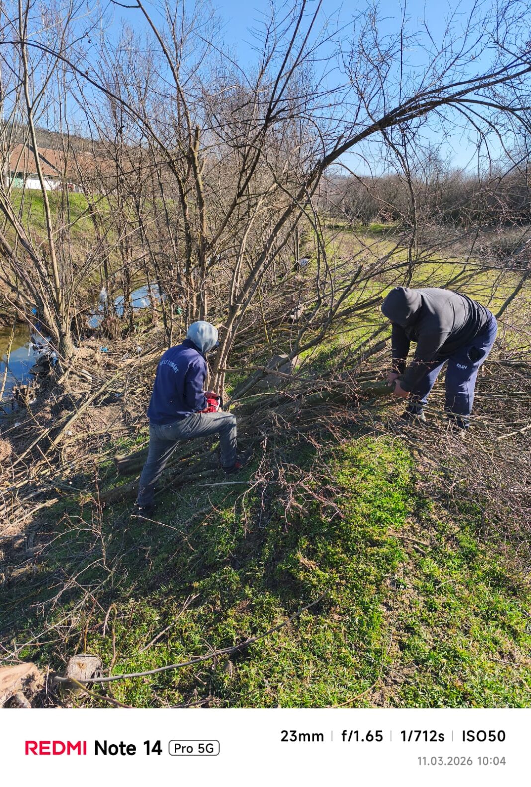 Echipele A.B.A. Jiu curăță albiile râurilor și consolidează infrastructura hidrotehnică