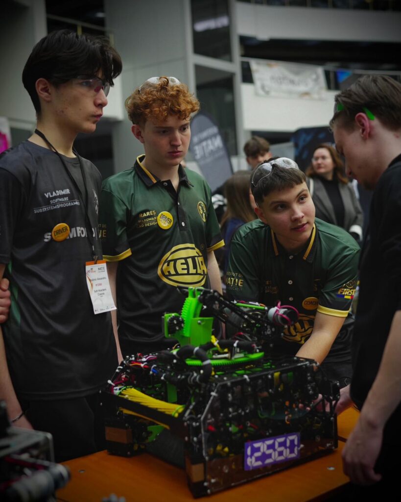 „Creatorii” de roboți -Soft Hoarders de la Colegiul Național „Frații Buzești”. Ian și Rareș, tinerii care dau viață roboților