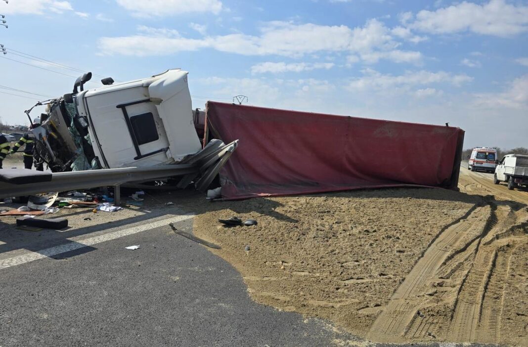 Accident pe A1 București - Pitești. Un camion încărcat cu nisip s-a răsturnat