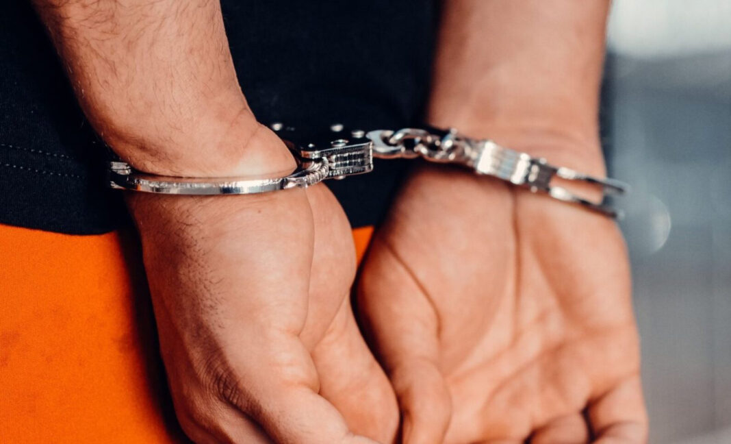 Persoane condamnate la închisoare, „conduse“ de poliţişti la Penitenciarul Craiova