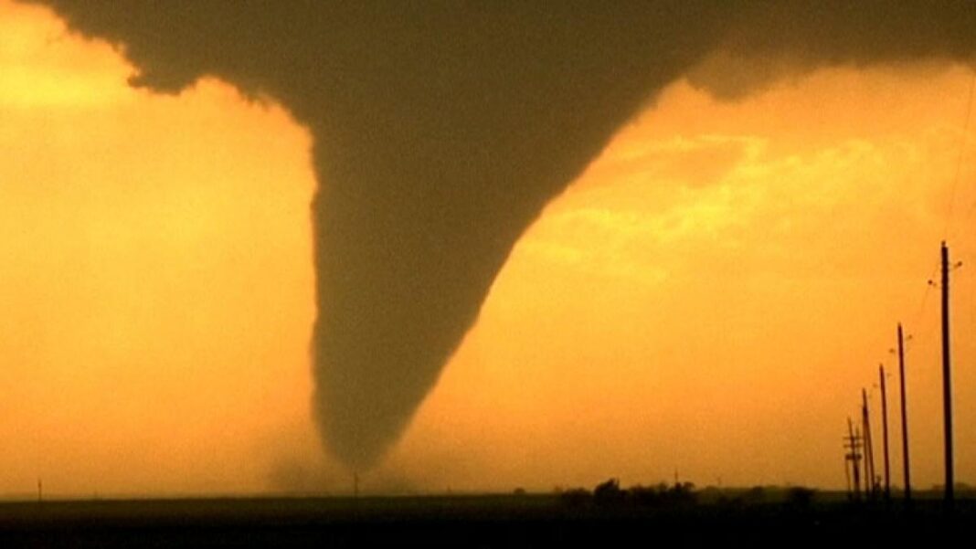 Patru morţi şi peste zece răniţi, în urma unor tornade în Michigan