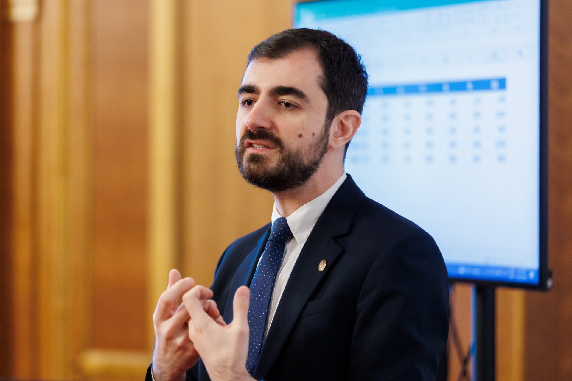 Claudiu Năsui (USR): Dacă PSD vrea să crească deficitul, ar trebui ...